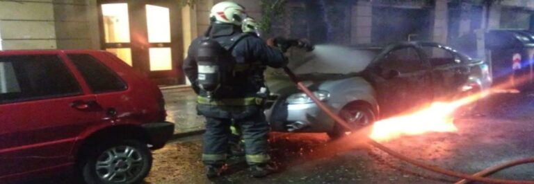 Bomberos hallaron un cuerpo carbonizado luego de apagar un incendio en un vehículo
