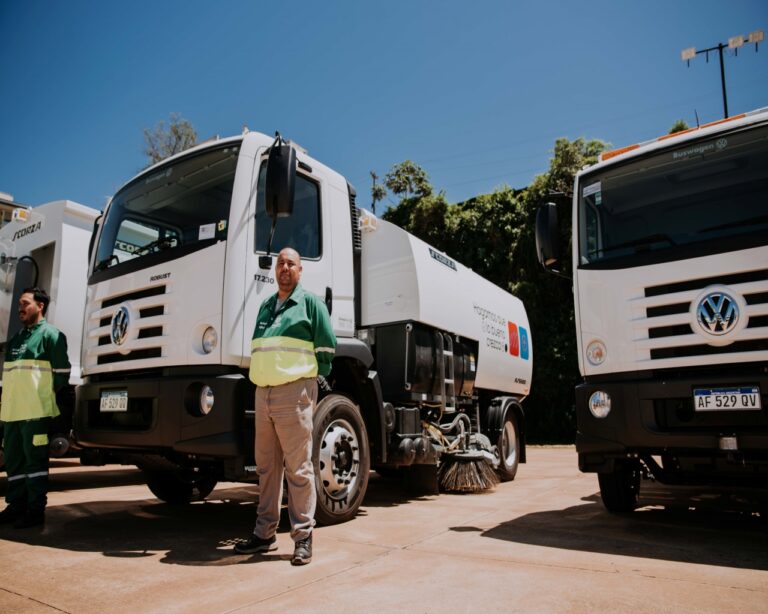 El Gobierno Provincial entregó 13 camiones a los Municipios