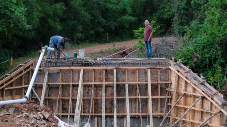 Vialidad construye un nuevo puente en Mojón Grande