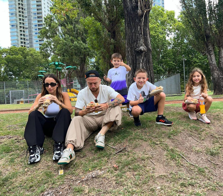 Papu Gómez y Linda Raff recrearon la foto del “sánguche en la Costanera”: la publicación…