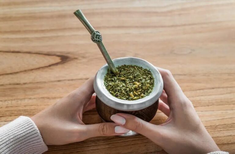 Estudio científico afirma que tomar mate puede ayudar a combatir al coronavirus