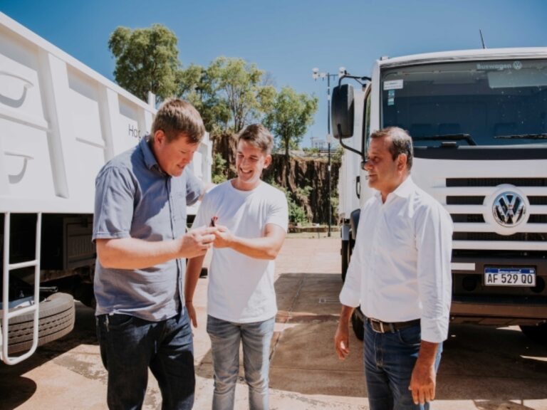 Herrera Ahuad encabezó la entrega de una nueva flota de camiones a municipios misioneros