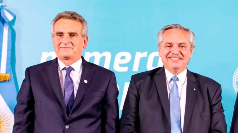 Alberto Fernández le toma juramento a Agustín Rossi como nuevo jefe de Gabinete