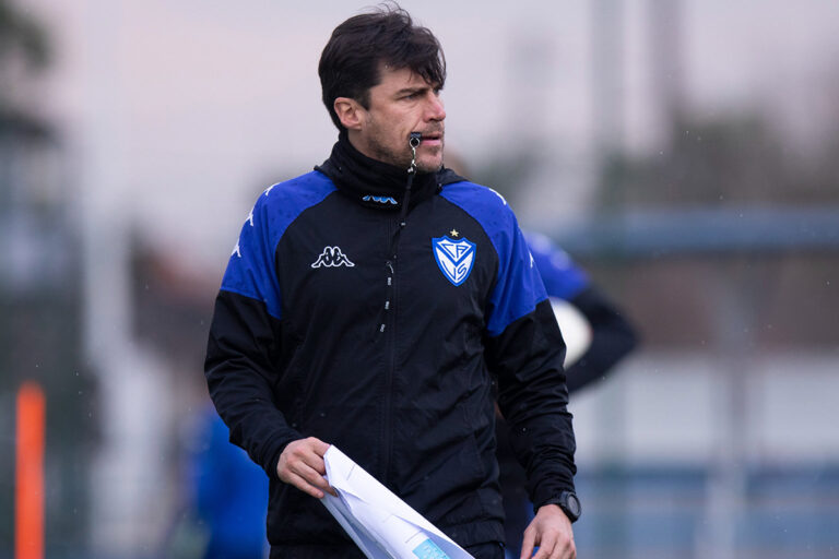 El «Cacique» Medina dejó de ser el DT de Vélez tras la derrota con Boca