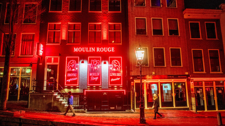 Ámsterdam: Prohibirá el consumo de marihuana en las calles del popular Barrio Rojo