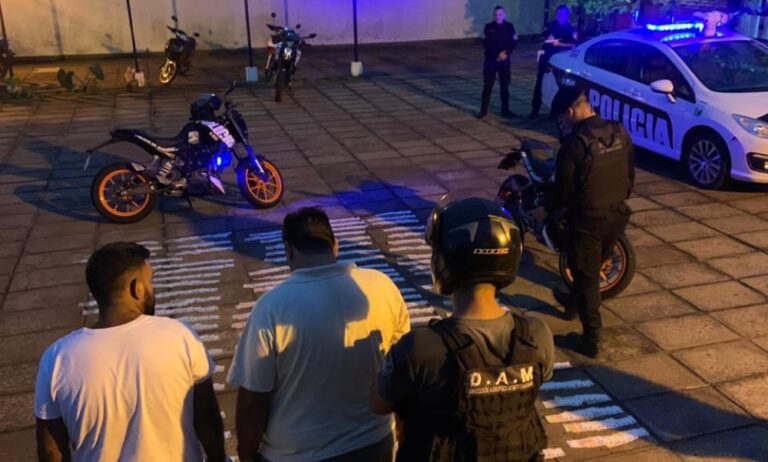 Detienen en Posadas a dúo con 38 tarjetas de débito y más de un millón…