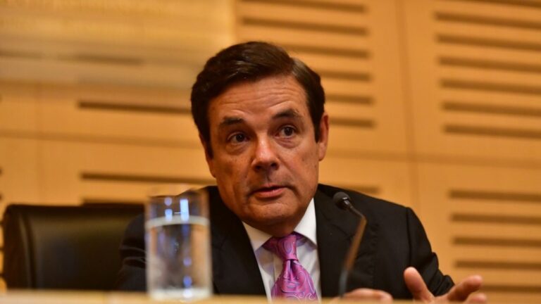Rovira: “El futuro de nuestras generaciones se construye en las aulas”