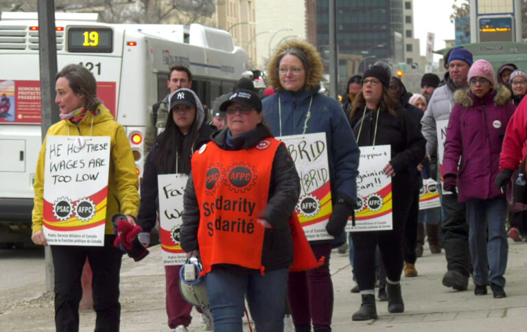 Estatales de Canadá iniciaron una histórica huelga por mejoras salariales