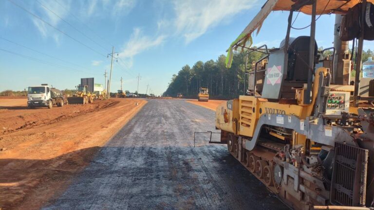 Avanza la pavimentación de la nueva rotonda que conecta las rutas provinciales 2 y 10