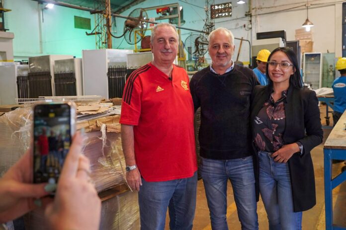 Passalacqua visitó fabricantes de heladeras y los felicitó por “diversificar la industria misionera”