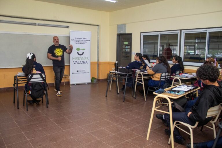 Brindan charla en escuelas secundarias sobre el desperdicio de alimentos