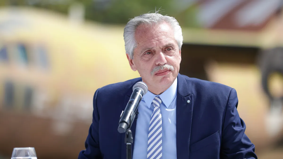 Fernández anunció un acuerdo salarial para estatales: 33% para el período junio-agosto