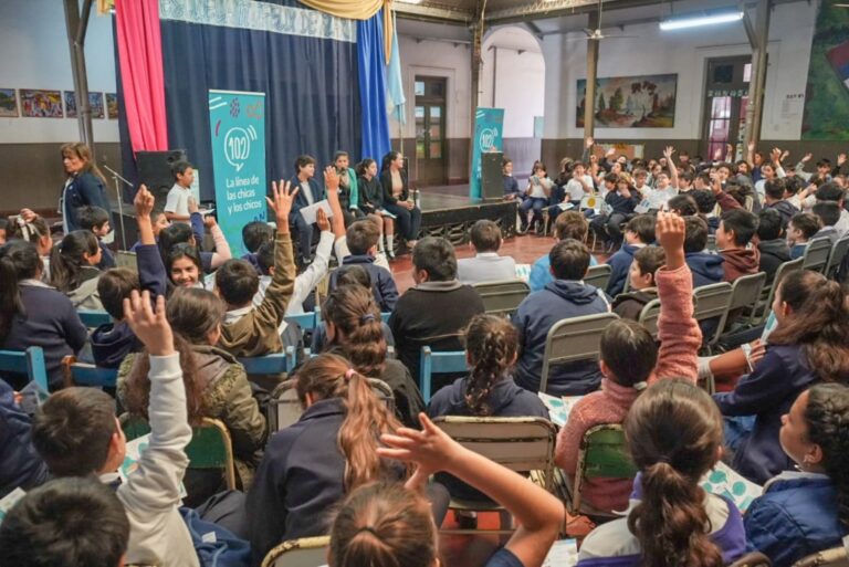 Brindaron una charla sobre la importancia de la Línea 102 a estudiantes