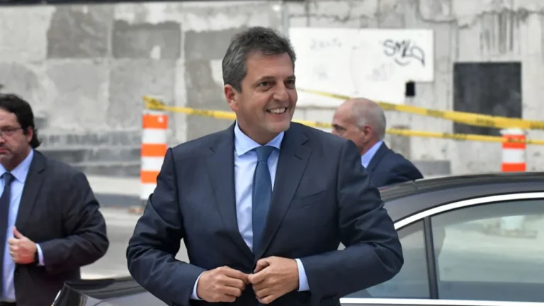 Massa llegó a Shanghái y arrancó su gira con una reunión para reactivar las represas…