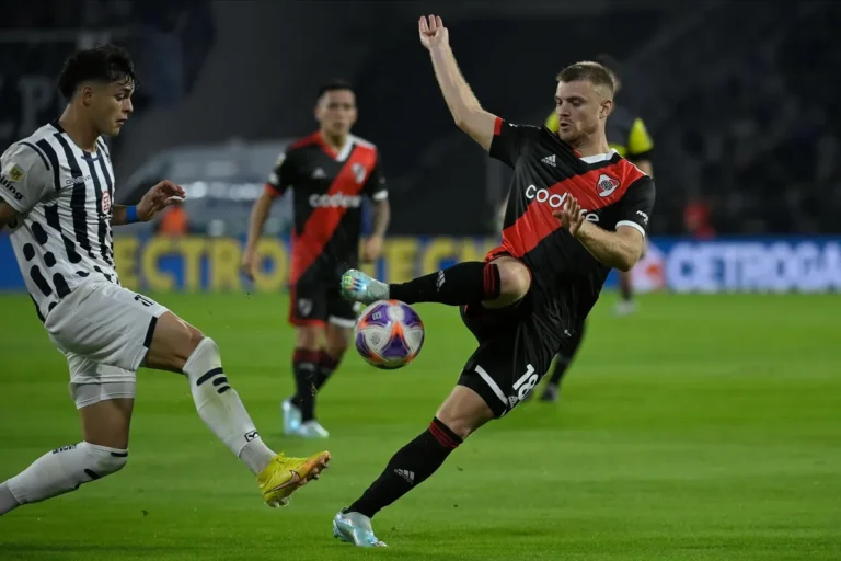 River perdió con Talleres pero sigue siendo puntero