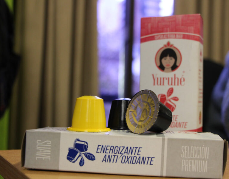 Cápsulas y licor, la innovación de un productor de yerba mate en reunión con el…