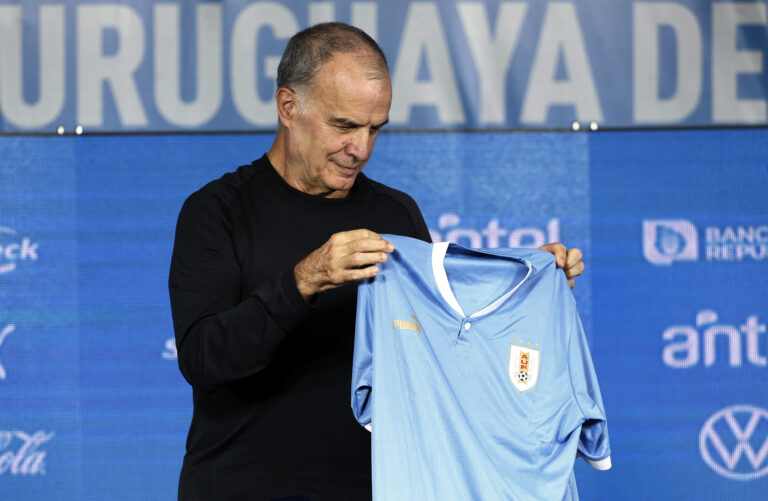 Marcelo Bielsa debuta como técnico de Uruguay contra Nicaragua en el Centenario