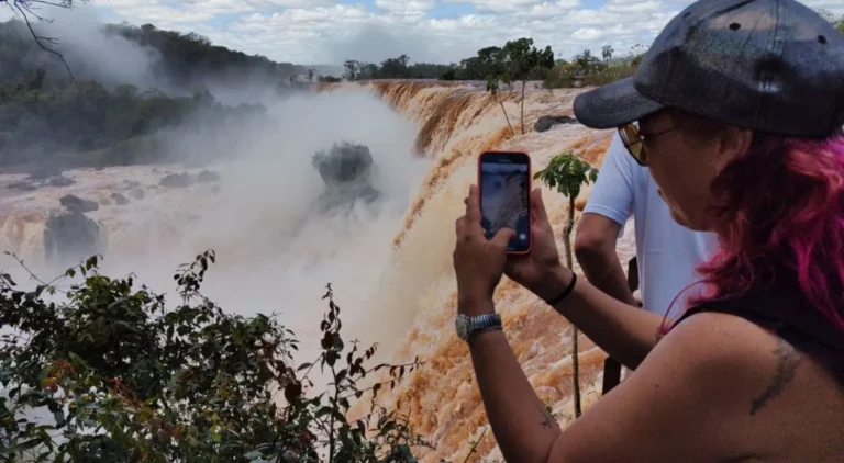 El caudal del rio Iguazú continúa creciendo alcanzado 6 veces su valor normal