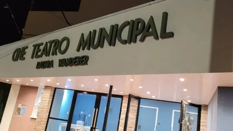 Montecarlo inauguró su renovada sala de cine de teatro municipal