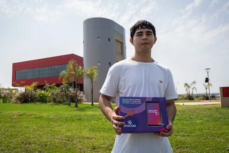 Jóvenes de toda la provincia reciben Tablet para la formación educativa