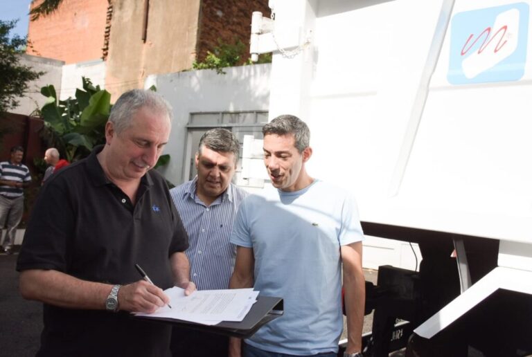 Hugo Passalacqua entregó camiones volcadores destinados a los municipios de Aristóbulo del Valle y Alba…