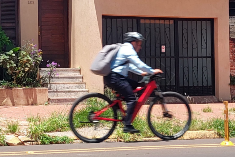 La imagen que revoluciona las redes: Herrera Ahuad concurrió a trabajar en bicicleta