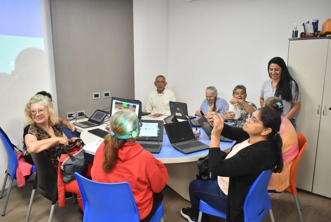 Inclusión digital: más de 200 adultos mayores iniciaron los cursos en la Escuela de Robótica
