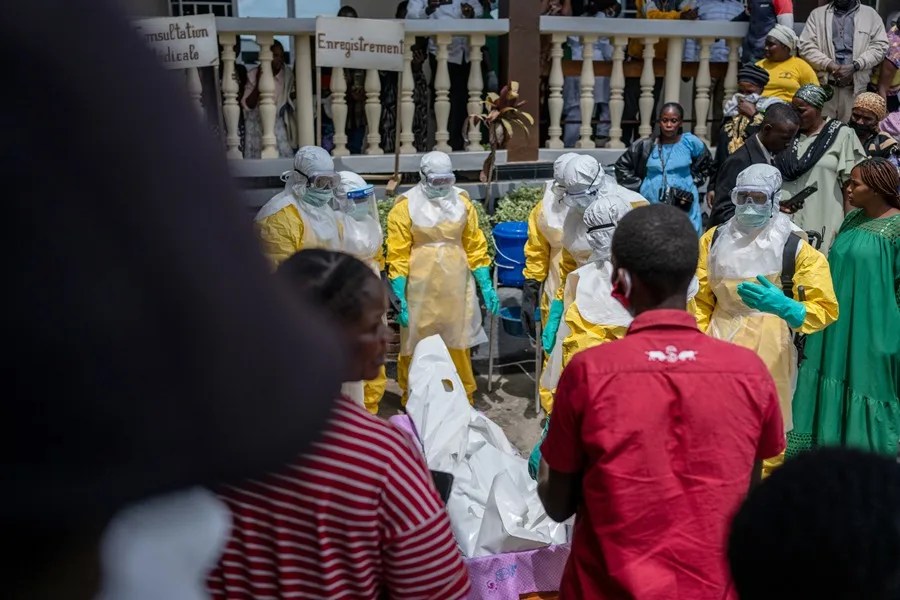 El brote de ébola en el Congo supera los 900…