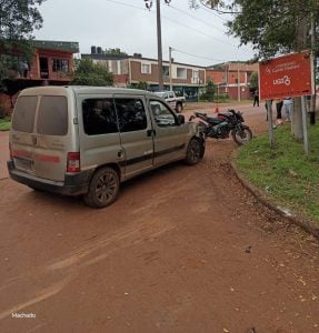 Choque entre un auto y una moto dejó dos jóvenes heridos en Eldorado