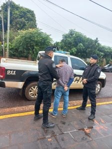 Apóstoles: detuvieron a un hombre que golpeó a un cliente con un palo de escoba y rompió un vidrio en un corralón