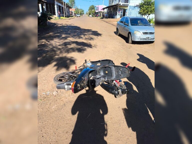 Garupá: un joven cayó de su moto al golpear contra un pozo en el barrio&hellip;