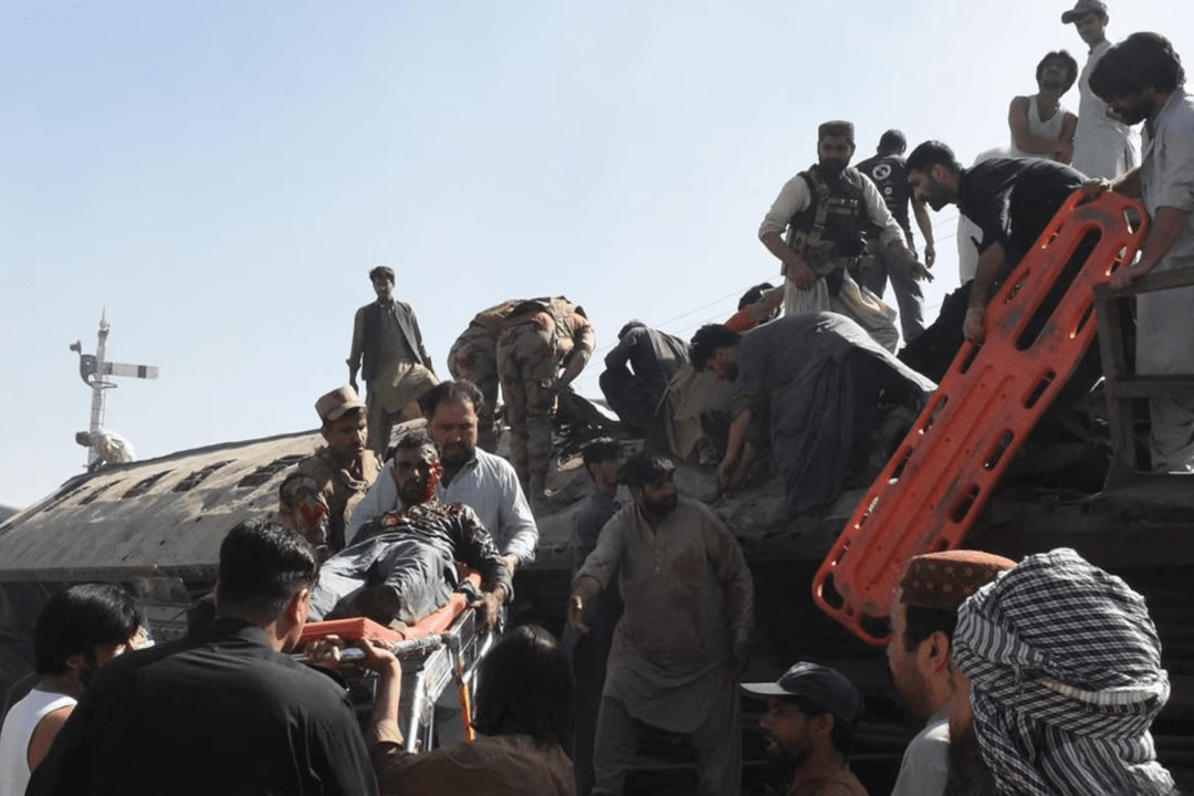 Pakistán: un ataque con bomba contra un tren militar dejó…