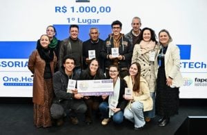 Estudiantes de la UNaM ganaron un hackathon en Brasil con una propuesta biotecnológica para combatir residuos de antibióticos en criaderos de cerdos