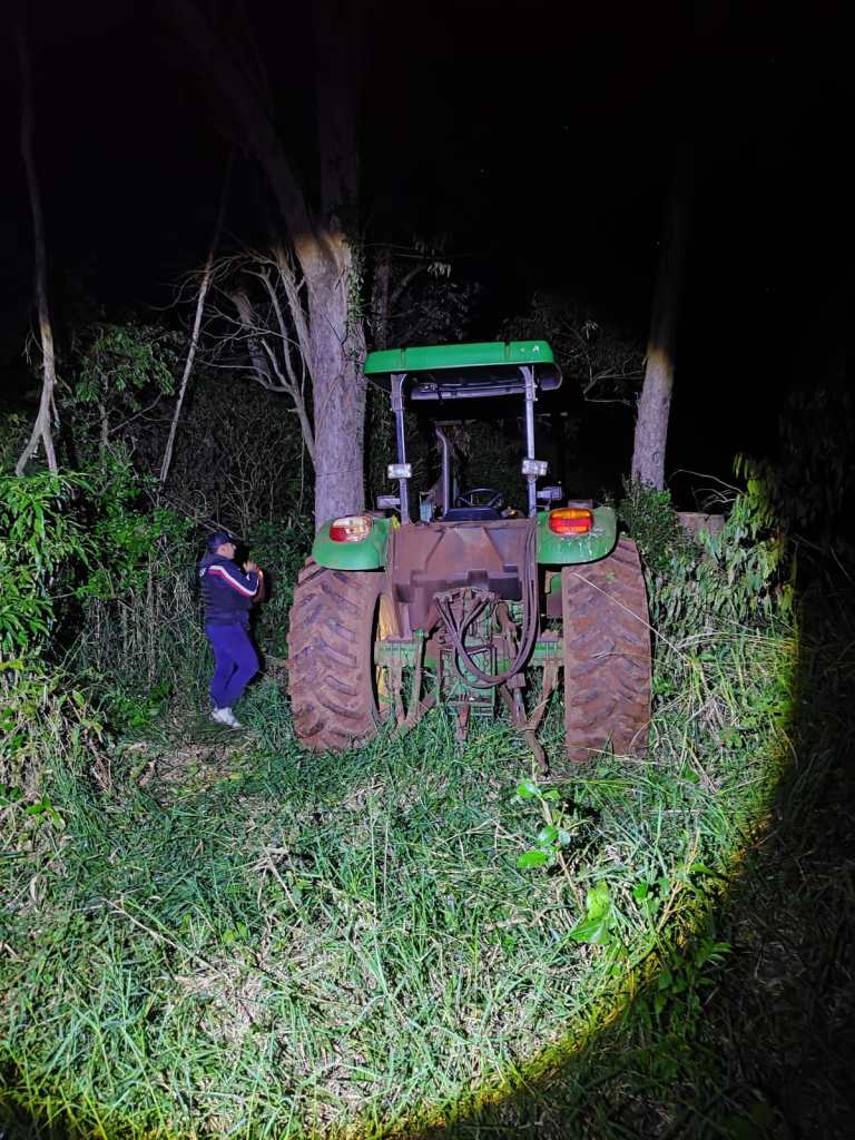 Recuperaron en El Soberbio un tractor robado en Brasil que estaba oculto entre malezas