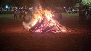 Posadas celebra la Fiesta de San Juan con música, brasas y juegos tradicionales