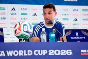 Scaloni cuestionó las pausas de hidratación y confirmó que Paredes, Montiel y Tagliafico están recuperados