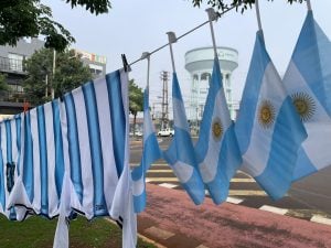 Banderas y camisetas invaden las avenidas de Posadas en la previa del debut de Argentina…