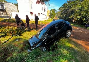 Un motociclista resultó lesionado tras chocar con un auto en el barrio Miguel Lanús