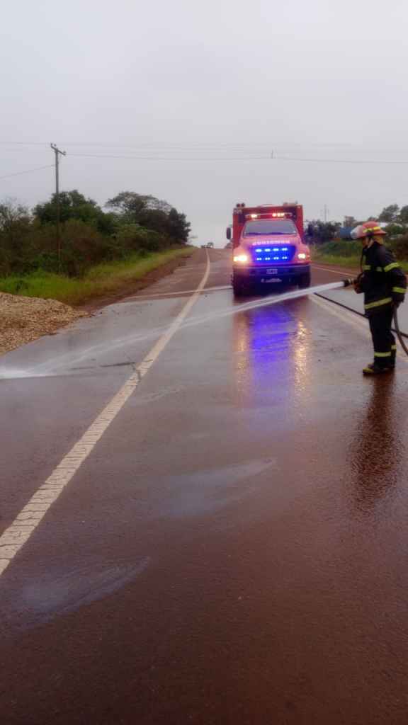Vuelco de un camión en la Ruta 14: bomberos controlaron un derrame de gasoil a…