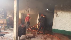 Incendio en avenida Ituzaingó: el fuego destruyó un pasillo y dañó depósitos de una vivienda&hellip;