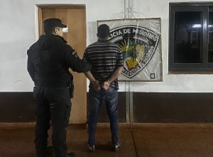Posadas: golpeó a su pareja, amenazó a policías con una barra de hierro y fue atrapado tras escapar por los techos