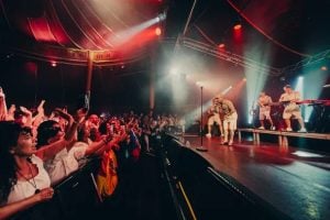 Ke Personajes presentó ‘Corazón Ausente’ en París y sigue su gira por Europa