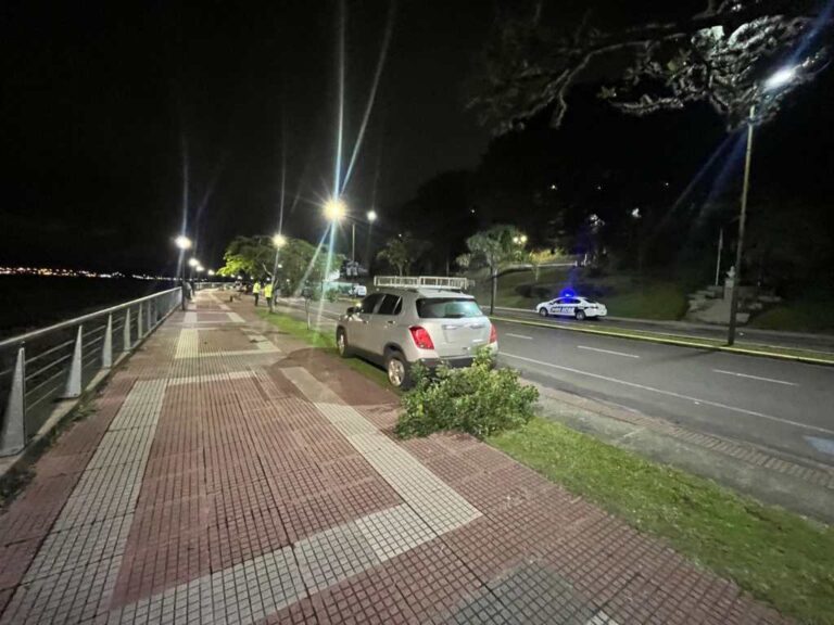 Un joven perdió el control de su camioneta y terminó sobre la vereda en la&hellip;