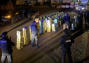 Dos camionetas robadas y 30 mil atados de cigarrillos de contrabando: frustran un traslado en Pozo Azul tras una persecución