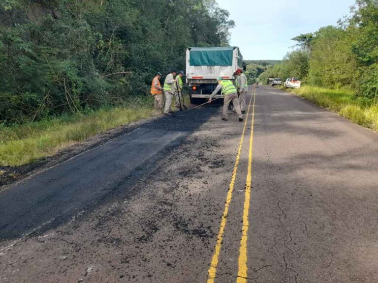 Vialidad provincial repara 25 kilómetros de la Ruta 20 entre Pozo Azul y la Nacional&hellip;