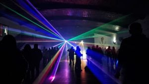 Cerca de 600 personas llenaron el Club Huracán para revivir los éxitos de los 2000&hellip;