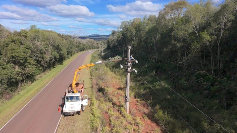 Energía de Misiones terminó el recambio de aisladores en la línea de alta tensión Wanda–Andresito