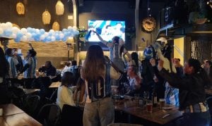 Posadas se prepara para vivir el Argentina-Austria con promociones, sorteos y pantallas en bares y restaurantes