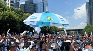 Miles de hinchas argentinos coparon Dallas con un banderazo antes del partido ante Austria