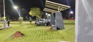 Un conductor perdió el control de su auto, atravesó una plazoleta y chocó contra una…